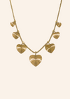 Gouden ketting van roestvrij staal met hartjesbedels. Verkrijgbaar op izzithelabel.nl. De ketting verkleurt niet door water.