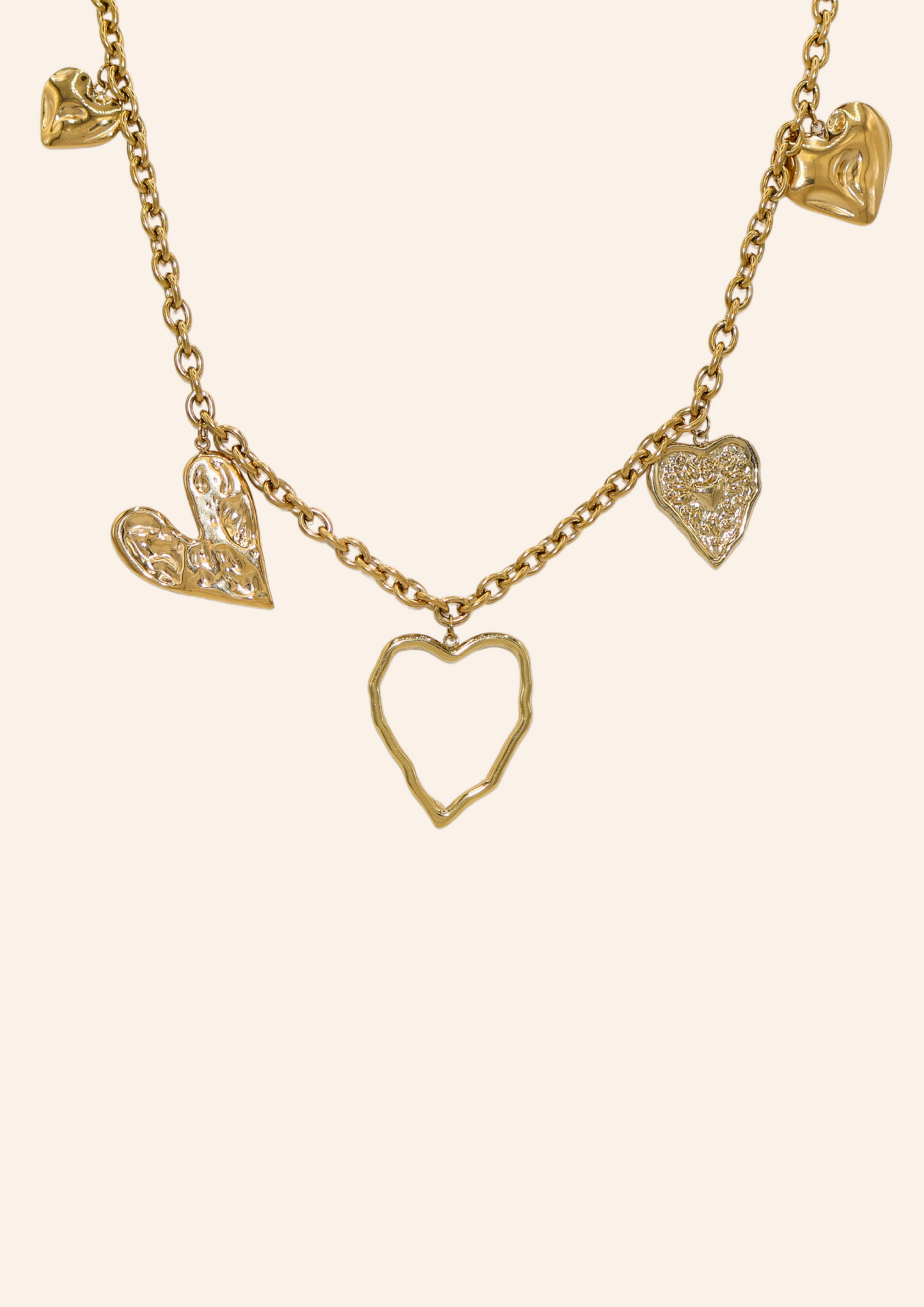 Gouden ketting van roestvrij staal met hartjesbedels. Verkrijgbaar op izzithelabel.nl. De ketting verkleurt niet door water en is stainless steel en nikkelvrij.
