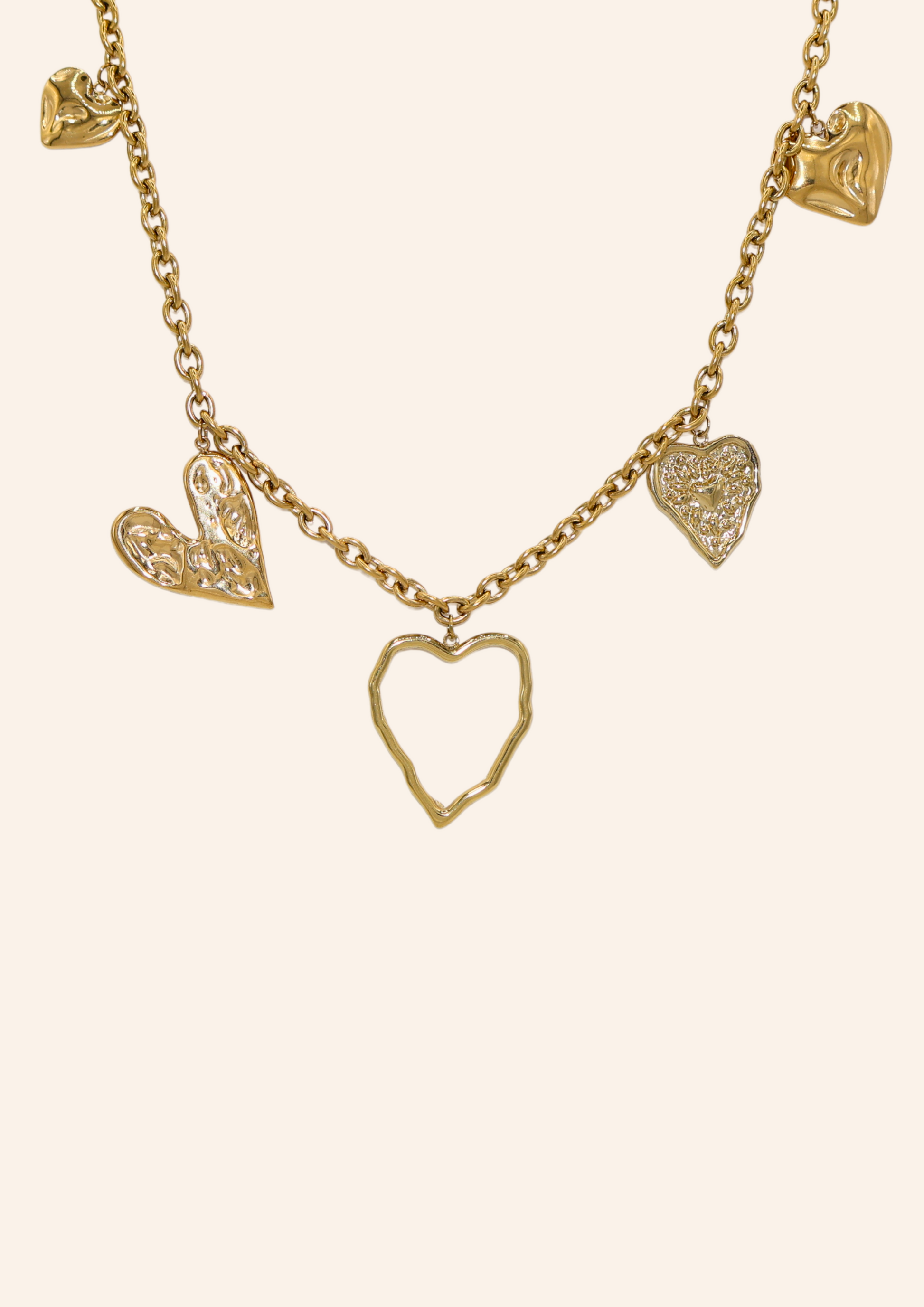 Gouden ketting van roestvrij staal met hartjesbedels. Verkrijgbaar op izzithelabel.nl. De ketting verkleurt niet door water en is stainless steel en nikkelvrij.