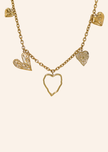 Gouden ketting van roestvrij staal met hartjesbedels. Verkrijgbaar op izzithelabel.nl. De ketting verkleurt niet door water en is stainless steel en nikkelvrij.