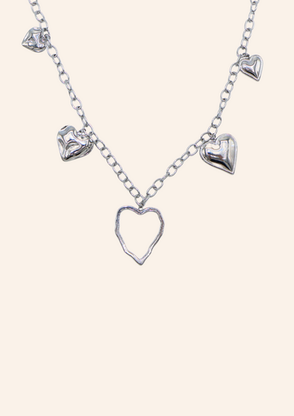 Zilveren ketting van roestvrij staal met hartjesbedels. Verkrijgbaar op izzithelabel.nl. De ketting verkleurt niet door water en is stainless steel en nikkelvrij.