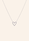 Zilveren ketting van roestvrij staal met een glitter hartje. Verkrijgbaar op izzithelabel.nl. De ketting verkleurt niet door water en is stainless steel en nikkelvrij.