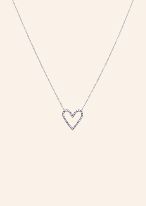 Zilveren ketting van roestvrij staal met een glitter hartje. Verkrijgbaar op izzithelabel.nl. De ketting verkleurt niet door water en is stainless steel en nikkelvrij.