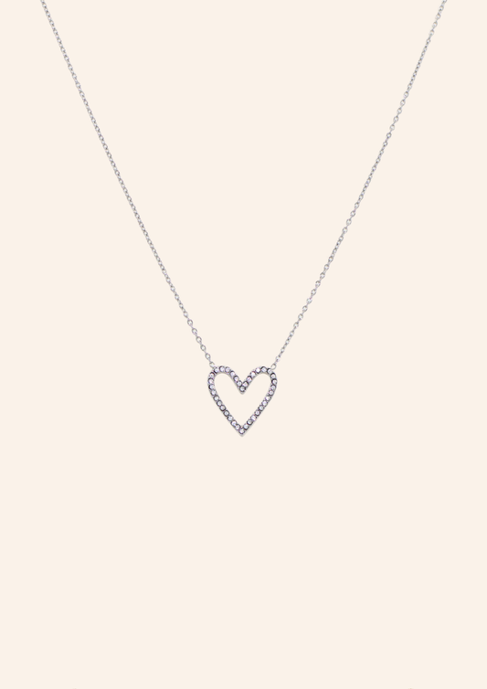 Zilveren ketting van roestvrij staal met een glitter hartje. Verkrijgbaar op izzithelabel.nl. De ketting verkleurt niet door water en is stainless steel en nikkelvrij.