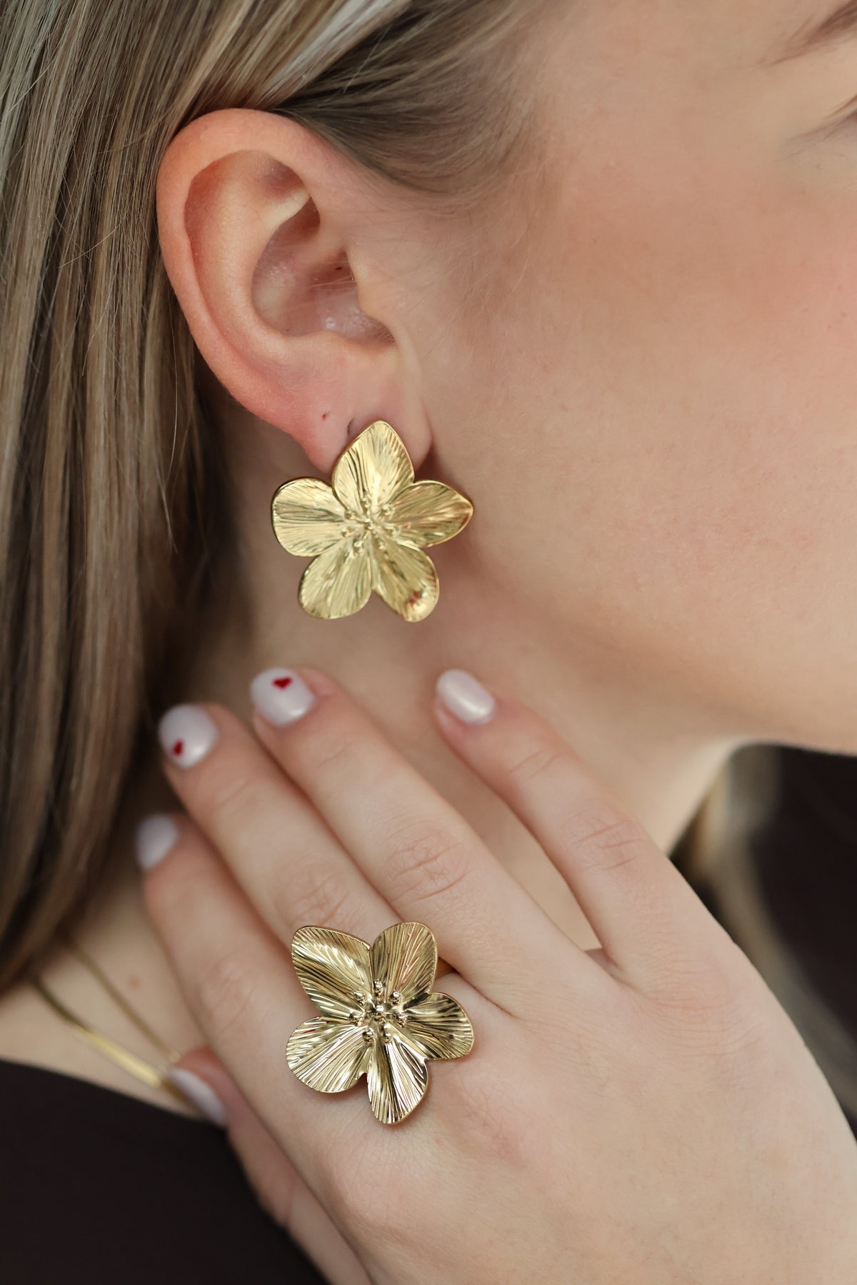 Gouden Blushing Bloom Ring van Izzi the Label – verstelbare stainless steel bloemenring met bloemvormig design.