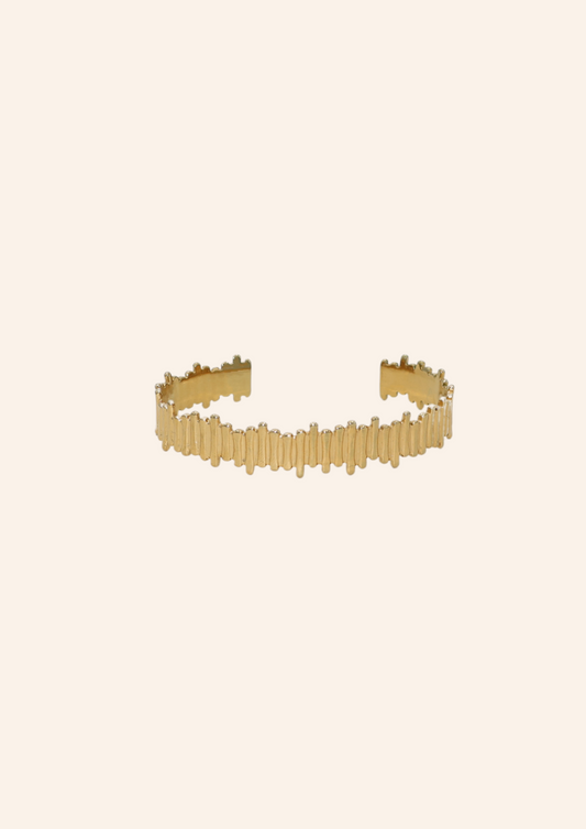 Chunky gouden boss babe bangle gemaakt van stainless steel dus is waterproof en hypo-allergeen.