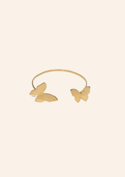 Chunky gouden butterfly bangle gemaakt van stainless steel dus is waterproof en hypo-allergeen.