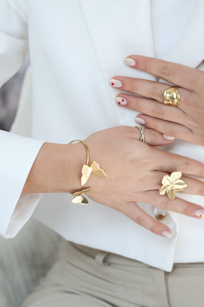 Chunky gouden butterfly bangle gemaakt van stainless steel dus is waterproof en hypo-allergeen.