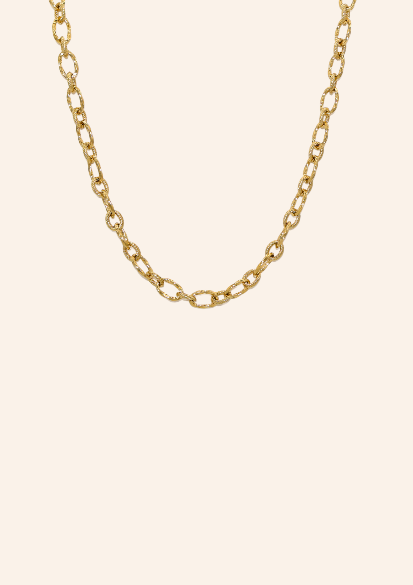 Gouden ketting van roestvrij staal met grote schakels. Verkrijgbaar op izzithelabel.nl. De ketting verkleurt niet door water en is stainless steel en nikkelvrij.