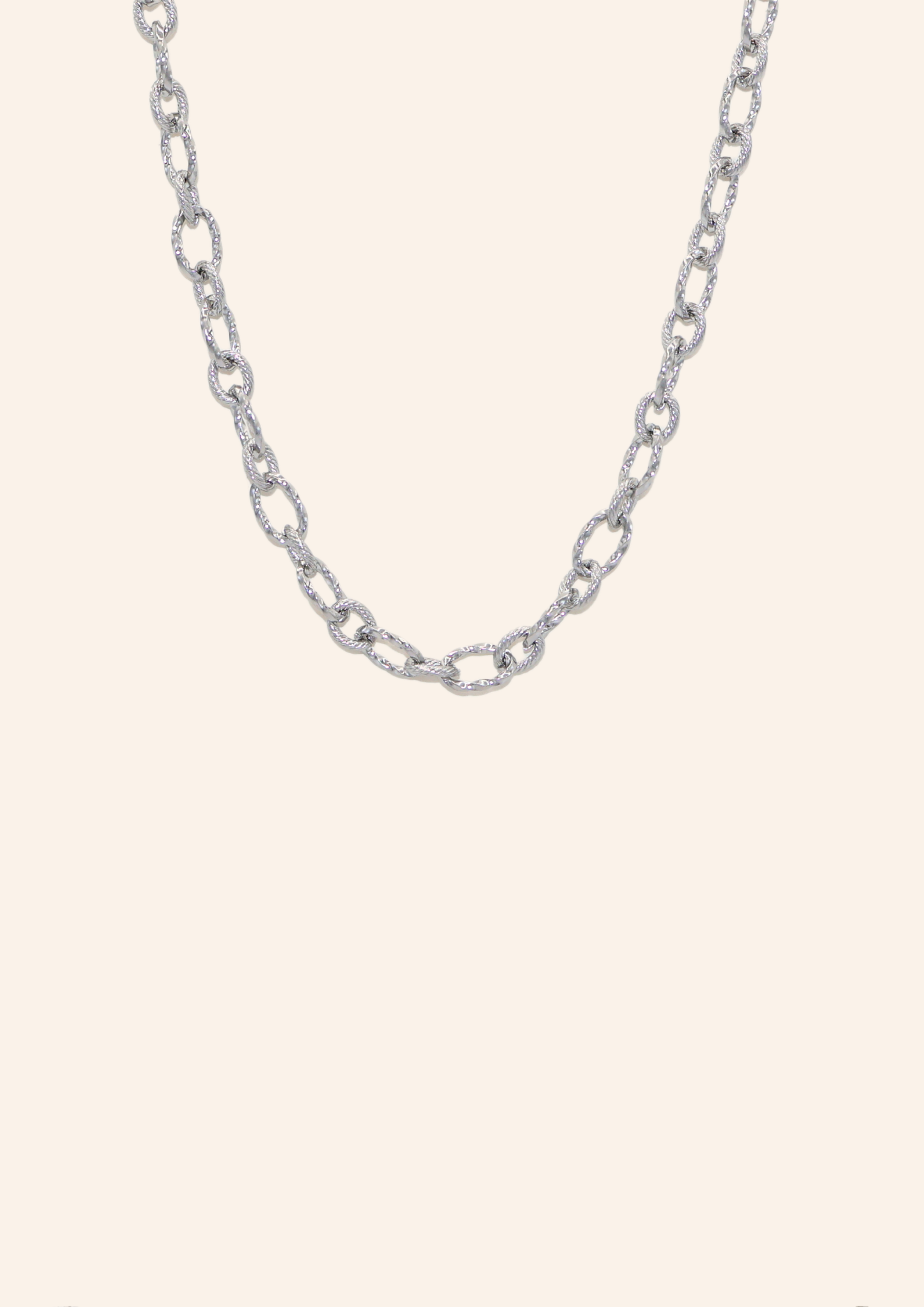 Zilveren ketting van roestvrij staal met grote schakels. Verkrijgbaar op izzithelabel.nl. De ketting verkleurt niet door water en is stainless steel en nikkelvrij.