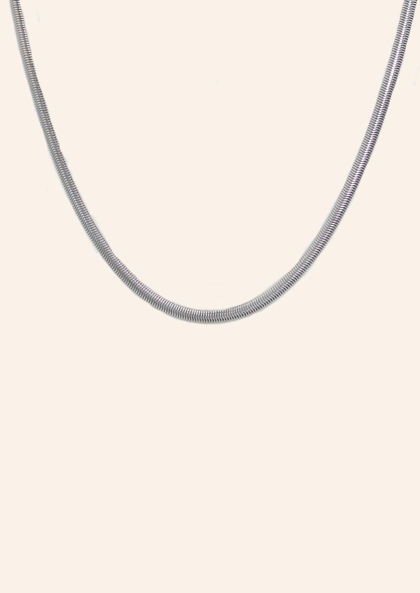 Zilveren ketting van roestvrij staal. Verkrijgbaar op izzithelabel.nl. De ketting verkleurt niet door water en is stainless steel en nikkelvrij.