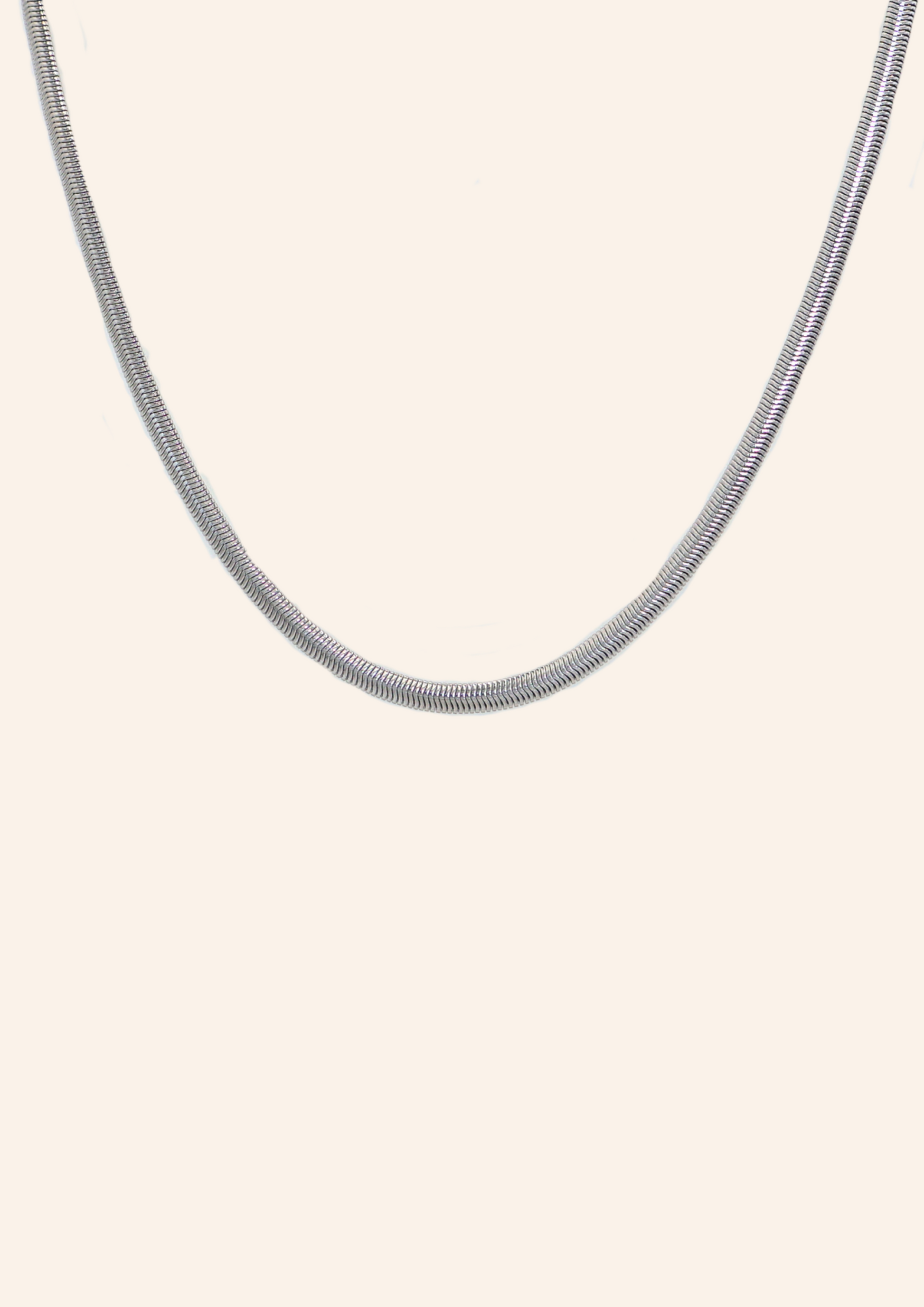 Zilveren ketting van roestvrij staal. Verkrijgbaar op izzithelabel.nl. De ketting verkleurt niet door water en is stainless steel en nikkelvrij.