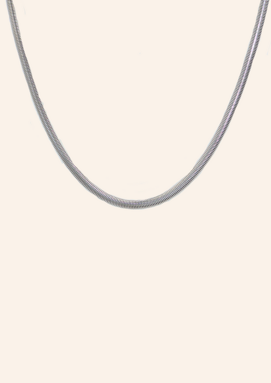 Zilveren ketting van roestvrij staal. Verkrijgbaar op izzithelabel.nl. De ketting verkleurt niet door water en is stainless steel en nikkelvrij.