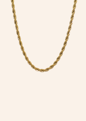 Gouden ketting van roestvrij staal met een gedraaid patroon. Verkrijgbaar op izzithelabel.nl. De ketting verkleurt niet door water en is stainless steel en nikkelvrij.