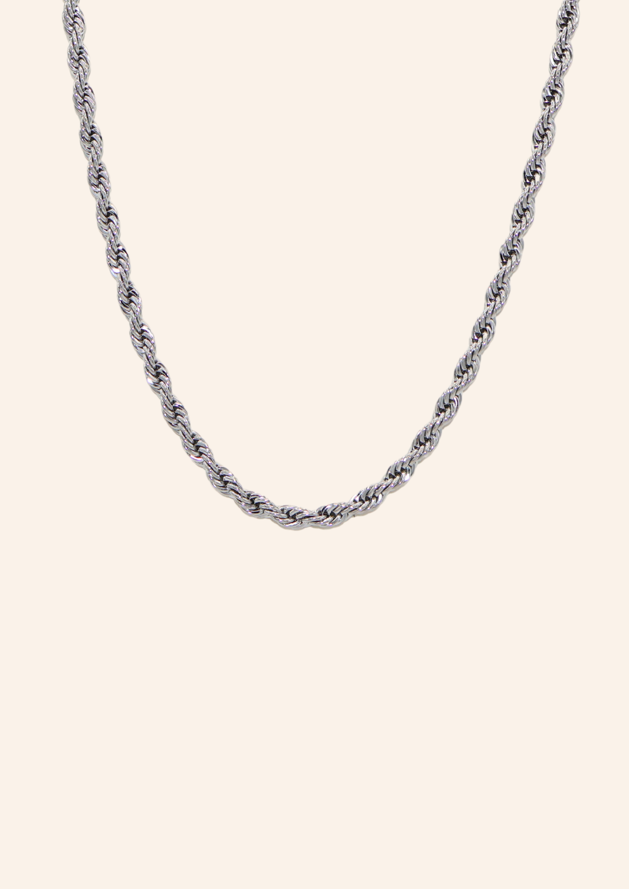 Zilveren ketting van roestvrij staal met een gedraaid patroon. Verkrijgbaar op izzithelabel.nl. De ketting verkleurt niet door water en is stainless steel en nikkelvrij.