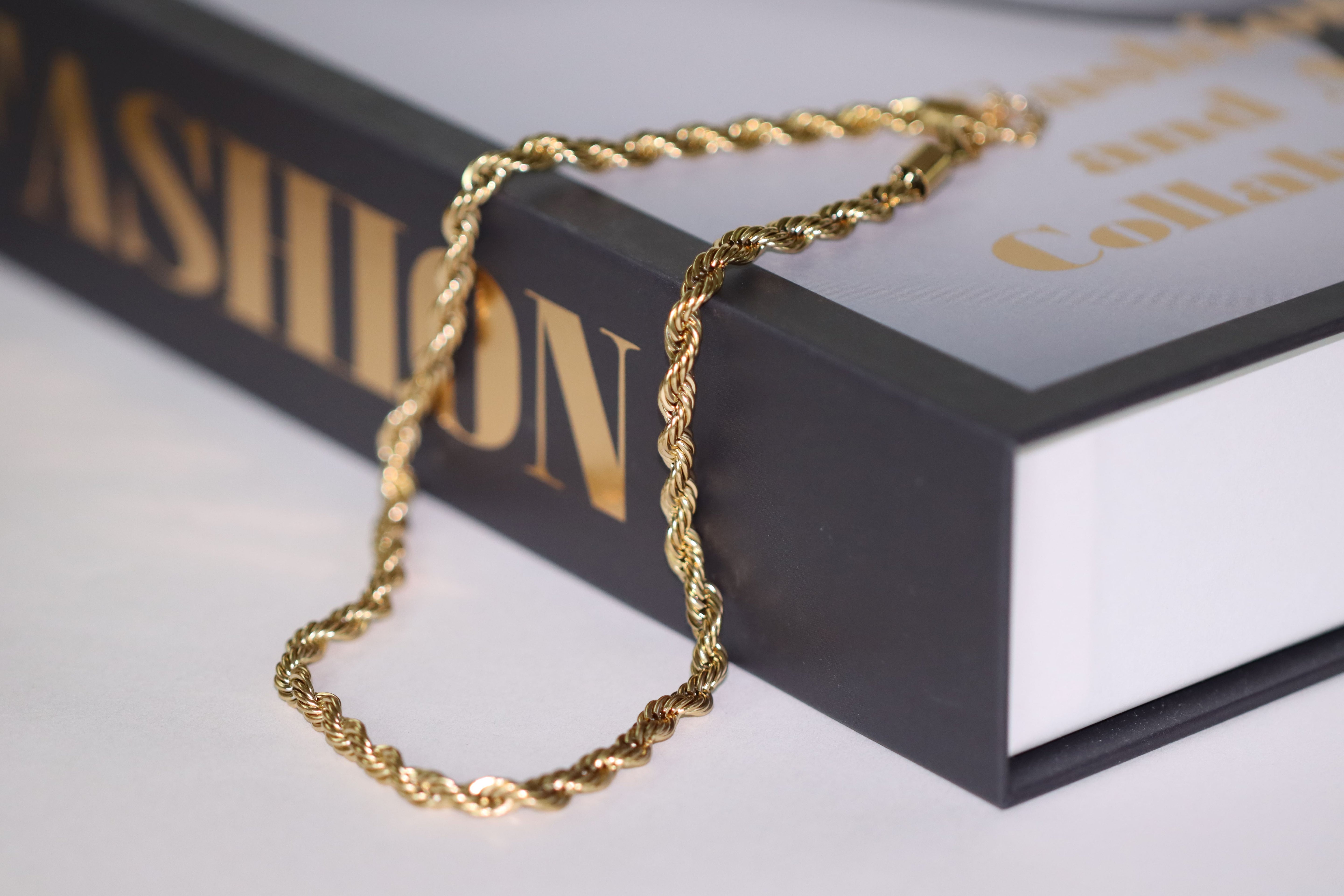 Gouden ketting van roestvrij staal met een gedraaid patroon. Verkrijgbaar op izzithelabel.nl. De ketting verkleurt niet door water en is stainless steel en nikkelvrij.