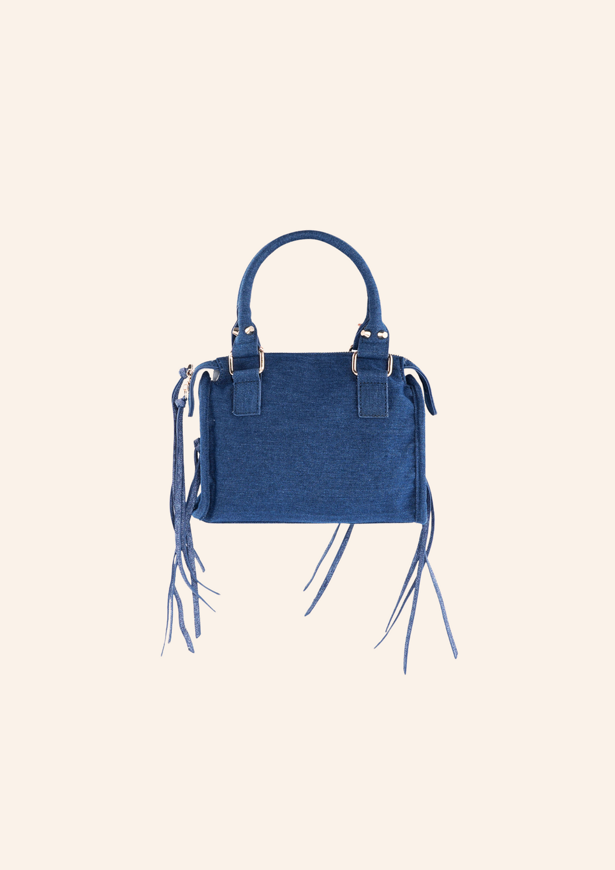 Donkerblauwe denim schoudertas met franjes en fringes. De tas heeft een vintage spijker look en heeft een ritssluiting. Wordt verkocht op izzithelabel.nl.