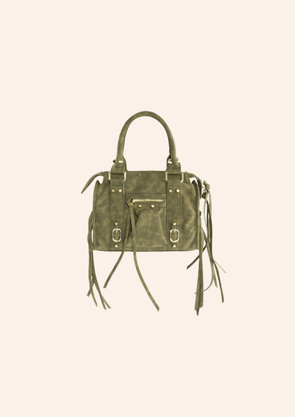 Groene schoudertas met franjes en fringes. De tas heeft een vintage leren look en heeft een ritssluiting. Wordt verkocht op izzithelabel.nl.