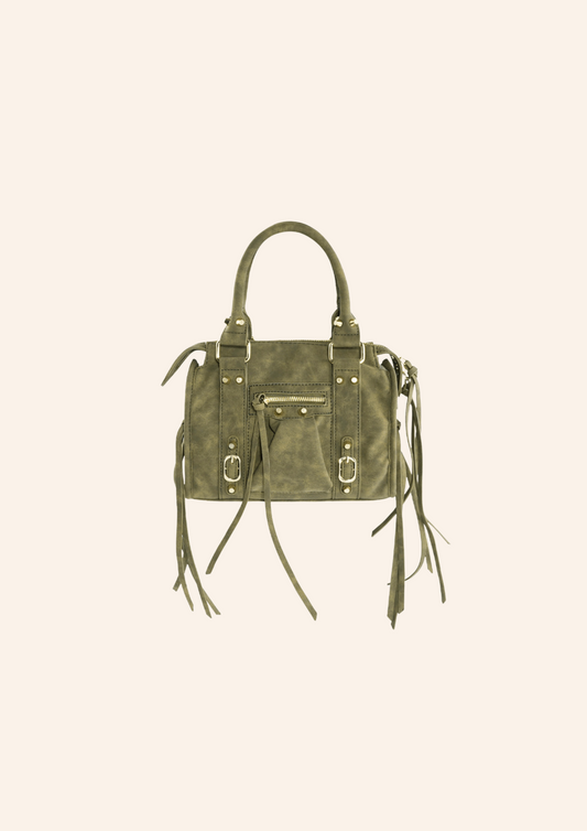 Groene schoudertas met franjes en fringes. De tas heeft een vintage leren look en heeft een ritssluiting. Wordt verkocht op izzithelabel.nl.