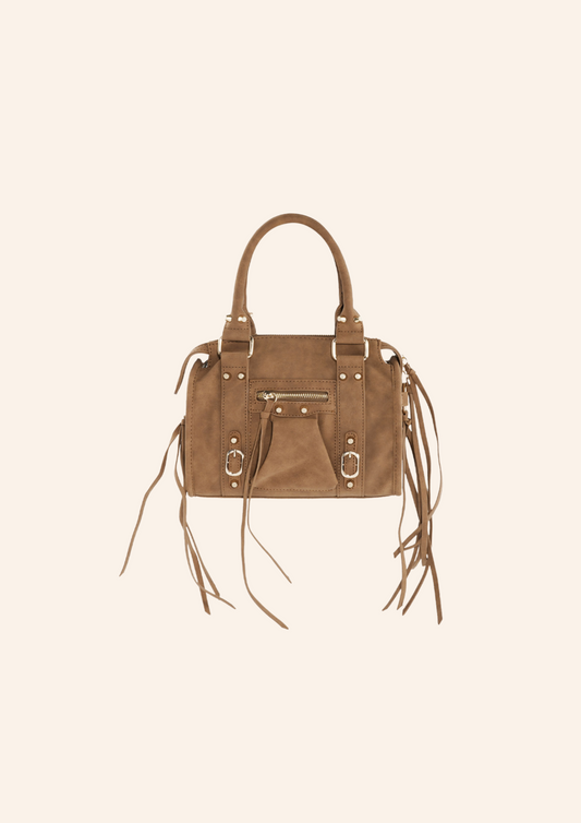 Bruine leren schoudertas met franjes en fringes. De tas heeft een vintage leren look en heeft een ritssluiting. Wordt verkocht op izzithelabel.nl.