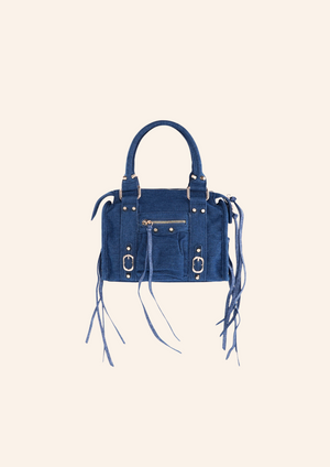 Donkerblauwe denim schoudertas met franjes en fringes. De tas heeft een vintage spijker look en heeft een ritssluiting. Wordt verkocht op izzithelabel.nl.