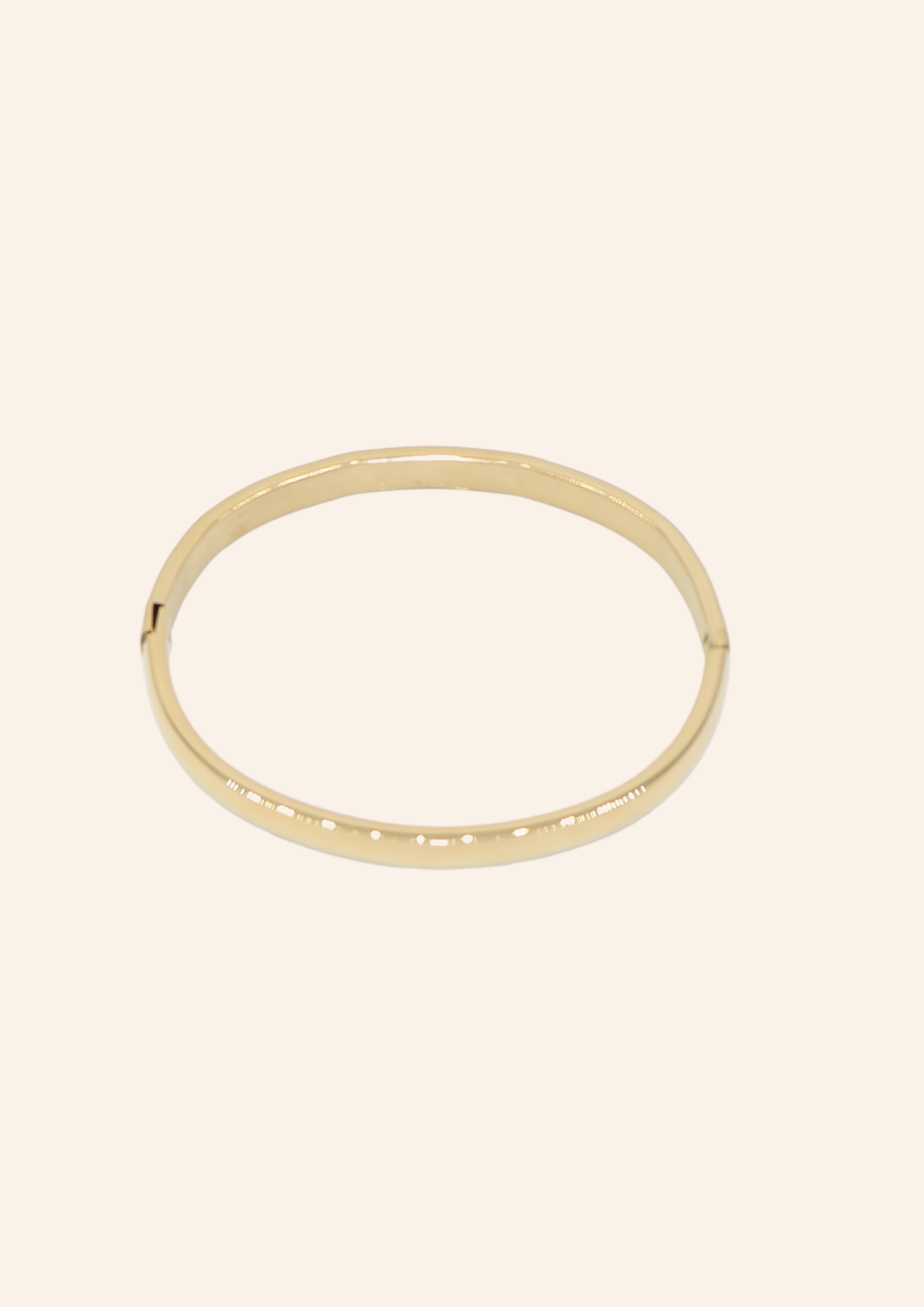 Gouden bangle gemaakt van stainless steel dus is waterproof en hypo-allergeen.