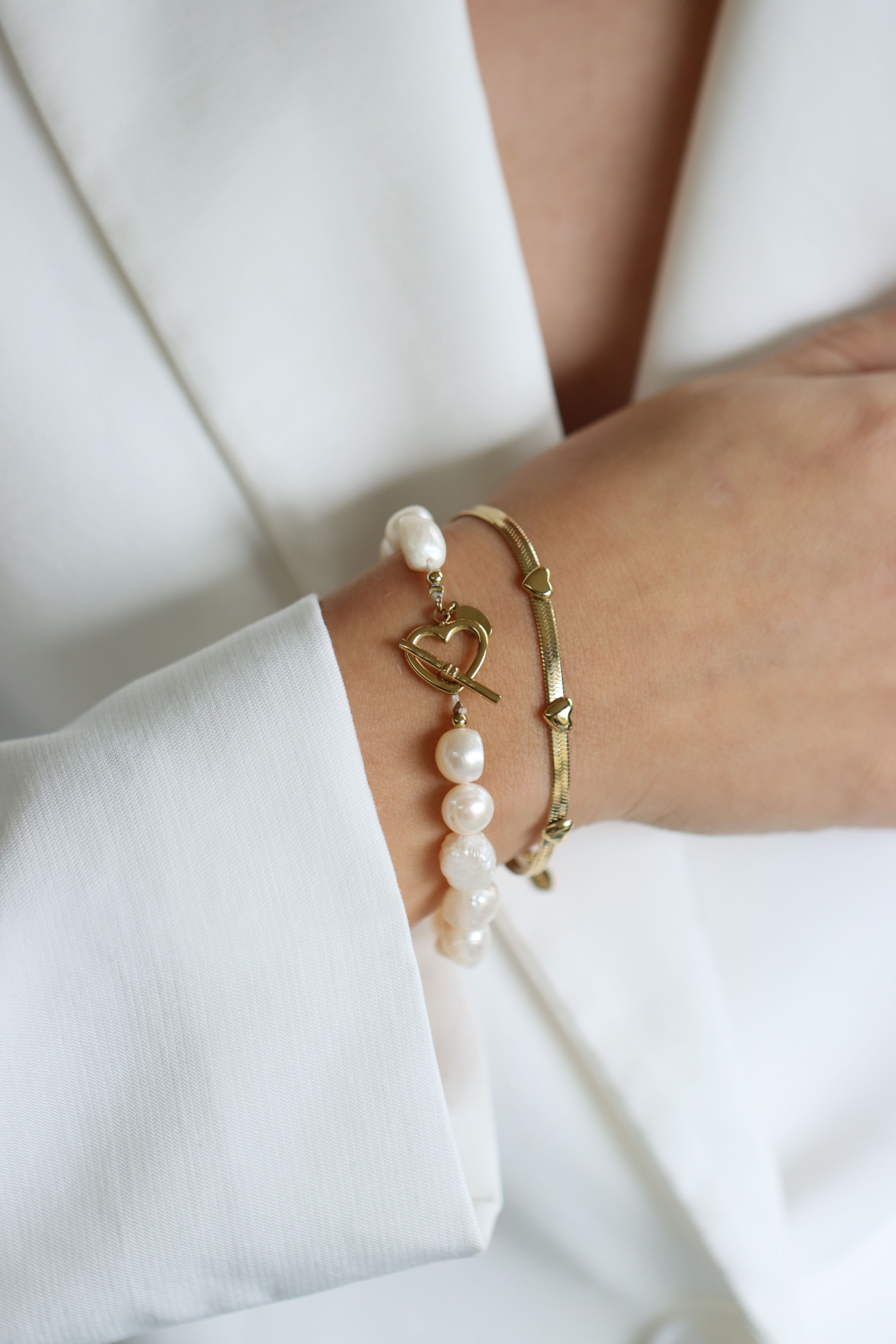 Gouden, subtiele armband gemaakt van stainless steel dus is waterproof en hypo-allergeen.