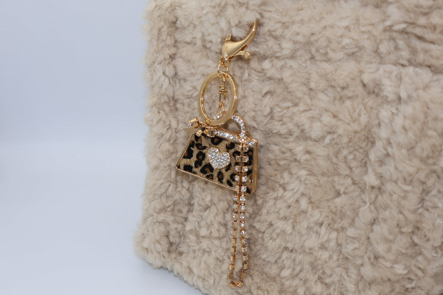 Tassenbedel met panterprint en glitters op tasje om je tas te pimpen. Verkrijgbaar bij izzithelabel.nl als bagcharm.