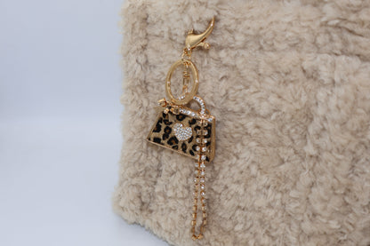 Tassenbedel met panterprint en glitters op tasje om je tas te pimpen. Verkrijgbaar bij izzithelabel.nl als bagcharm.