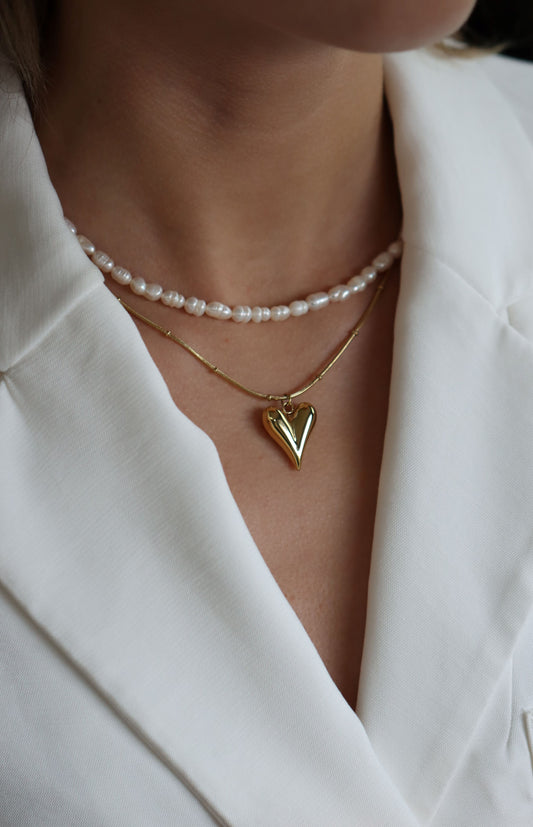 Gouden ketting van roestvrij staal met een hartjesbedel. Verkrijgbaar op izzithelabel.nl. De ketting verkleurt niet door water en is stainless steel en nikkelvrij.