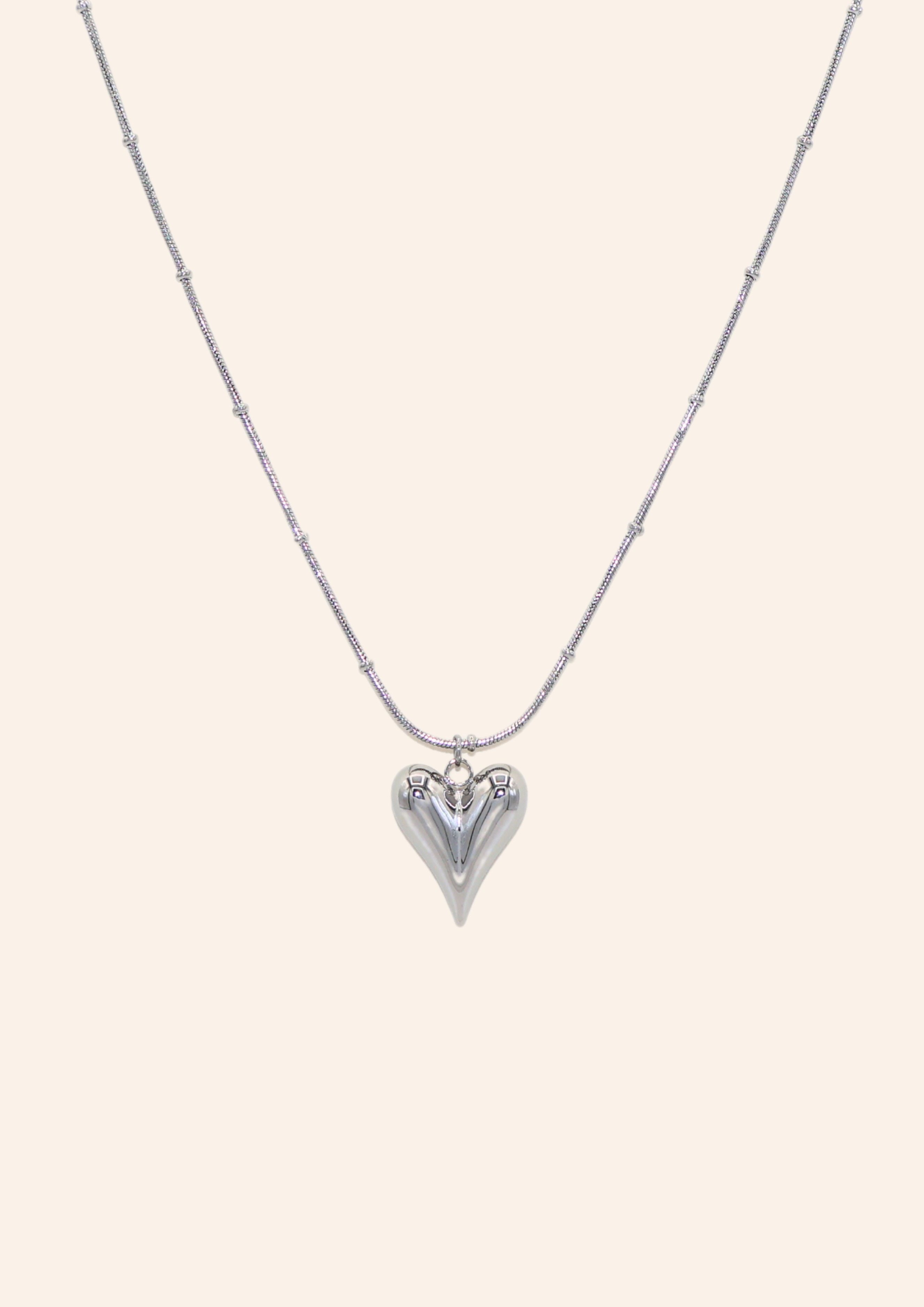 Zilveren ketting van roestvrij staal met een hartjesbedel. Verkrijgbaar op izzithelabel.nl. De ketting verkleurt niet door water en is stainless steel en nikkelvrij.