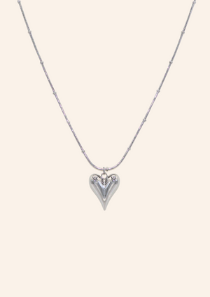 Zilveren ketting van roestvrij staal met een hartjesbedel. Verkrijgbaar op izzithelabel.nl. De ketting verkleurt niet door water en is stainless steel en nikkelvrij.