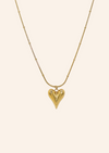 Gouden ketting van roestvrij staal met een hartjesbedel. Verkrijgbaar op izzithelabel.nl. De ketting verkleurt niet door water en is stainless steel en nikkelvrij.