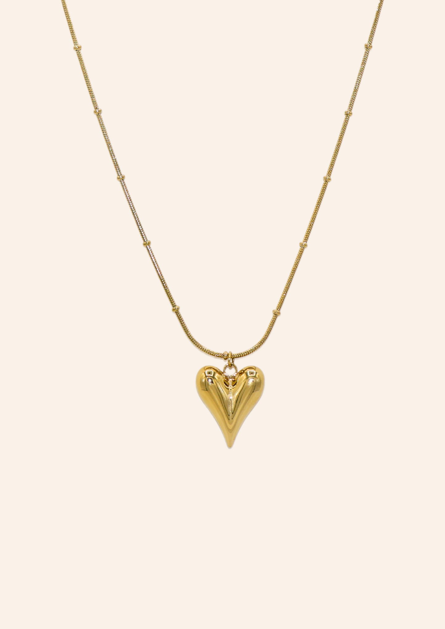 Gouden ketting van roestvrij staal met een hartjesbedel. Verkrijgbaar op izzithelabel.nl. De ketting verkleurt niet door water en is stainless steel en nikkelvrij.