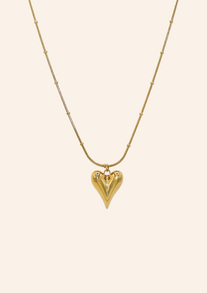 Gouden ketting van roestvrij staal met een hartjesbedel. Verkrijgbaar op izzithelabel.nl. De ketting verkleurt niet door water en is stainless steel en nikkelvrij.