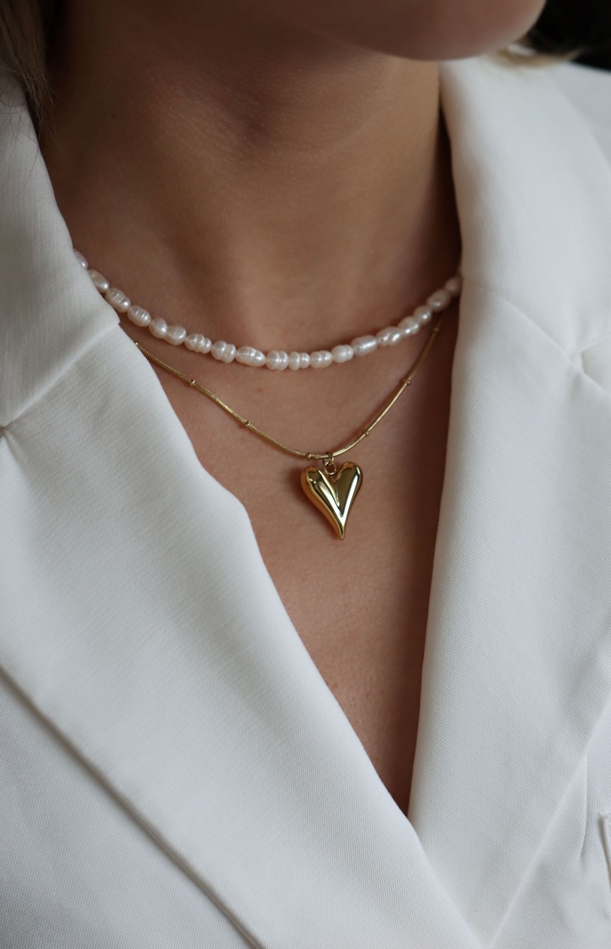 Gouden ketting van roestvrij staal genaamd white cloud necklace. De ketting bevat zoetwaterparels. Verkrijgbaar op izzithelabel.nl. De ketting verkleurt niet door water en is stainless steel en nikkelvrij.
