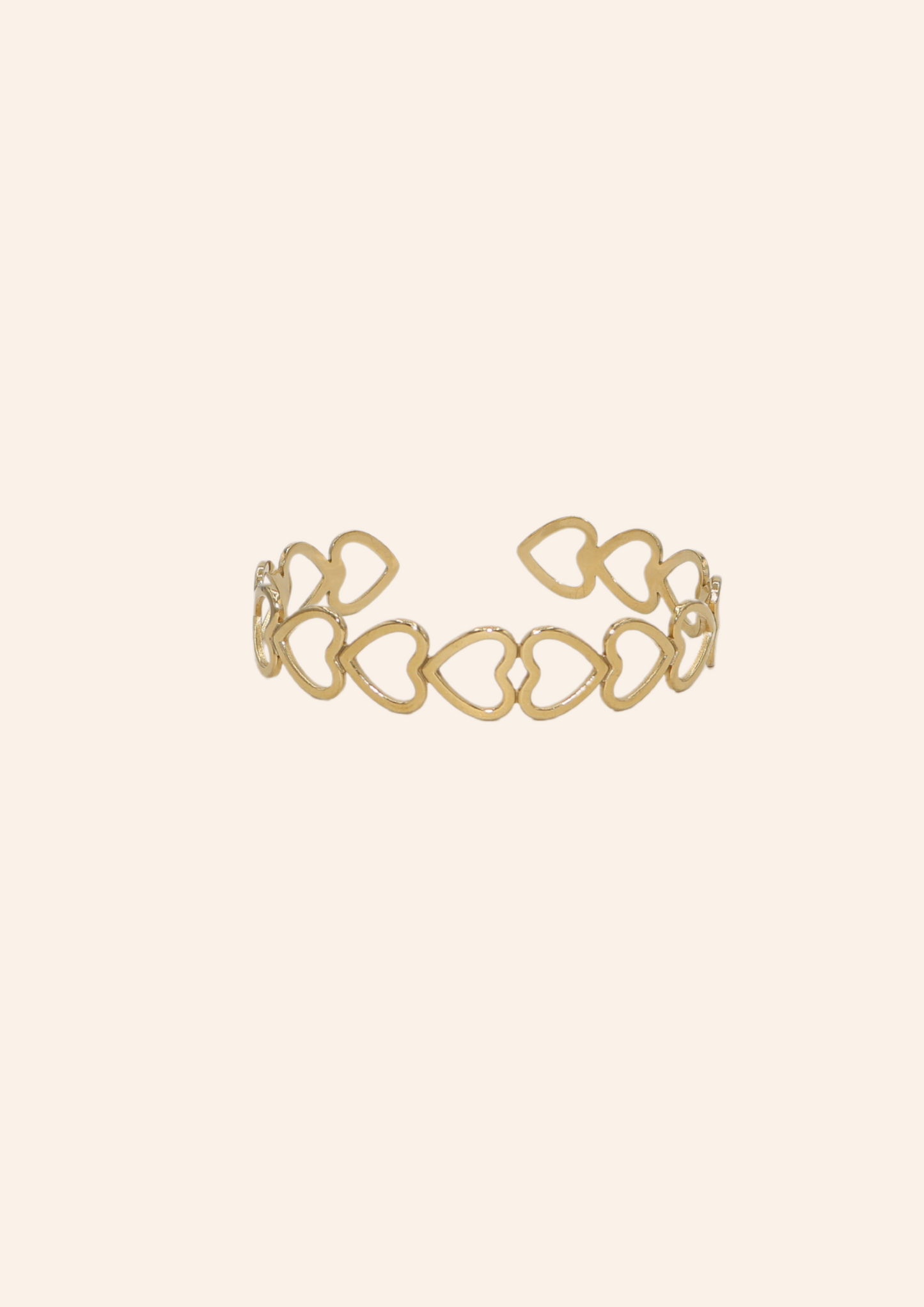 Chunky gouden bangle met hartjes design. Gemaakt van stainless steel dus is waterproof en hypo-allergeen.