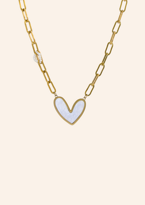 Gouden ketting van roestvrij staal met een statement hartjes bedel. Verkrijgbaar op izzithelabel.nl. De ketting verkleurt niet door water en is stainless steel en nikkelvrij.