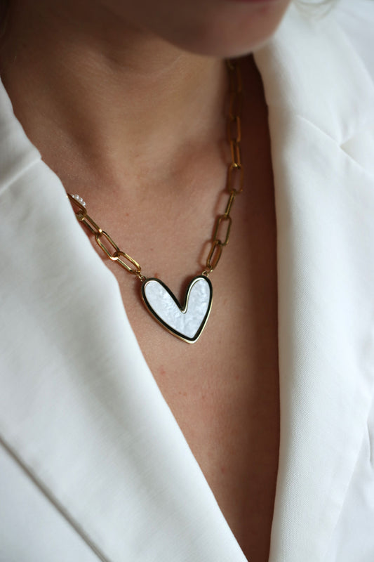 Gouden ketting van roestvrij staal met een statement hartjes bedel. Verkrijgbaar op izzithelabel.nl. De ketting verkleurt niet door water en is stainless steel en nikkelvrij.