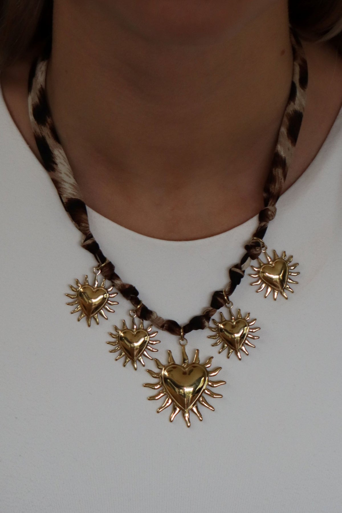 Gouden ketting van roestvrij staal met panterstof en hartjes bedels. Verkrijgbaar op izzithelabel.nl. De ketting verkleurt niet door water en is stainless steel en nikkelvrij.