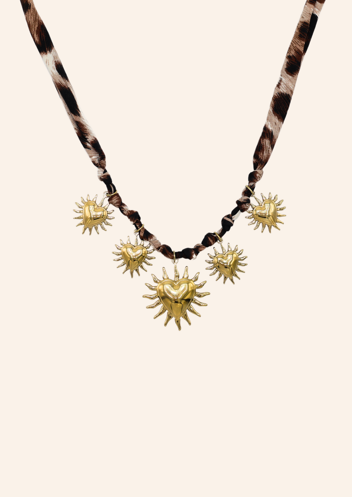 Gouden ketting van roestvrij staal met panterstof en hartjes bedels. Verkrijgbaar op izzithelabel.nl. De ketting verkleurt niet door water en is stainless steel en nikkelvrij.