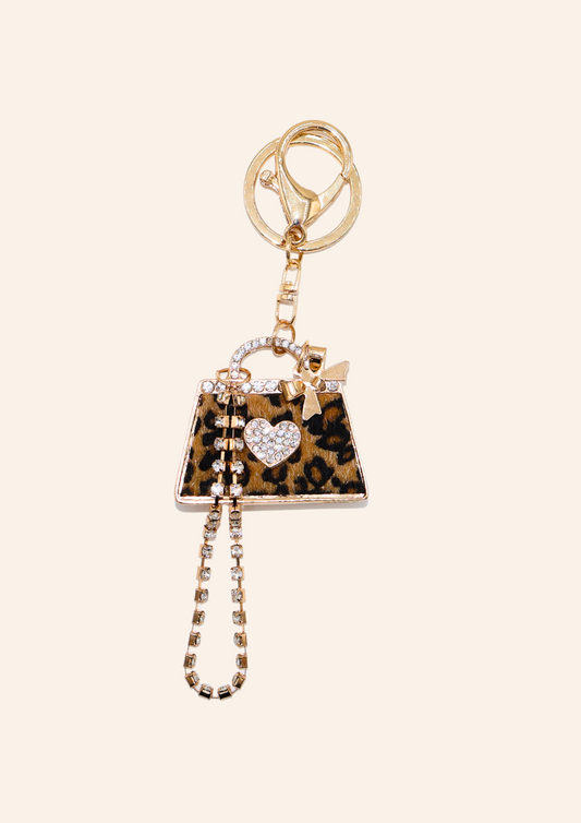 Tassenbedel met panterprint en glitters op tasje om je tas te pimpen. Verkrijgbaar bij izzithelabel.nl als bagcharm.