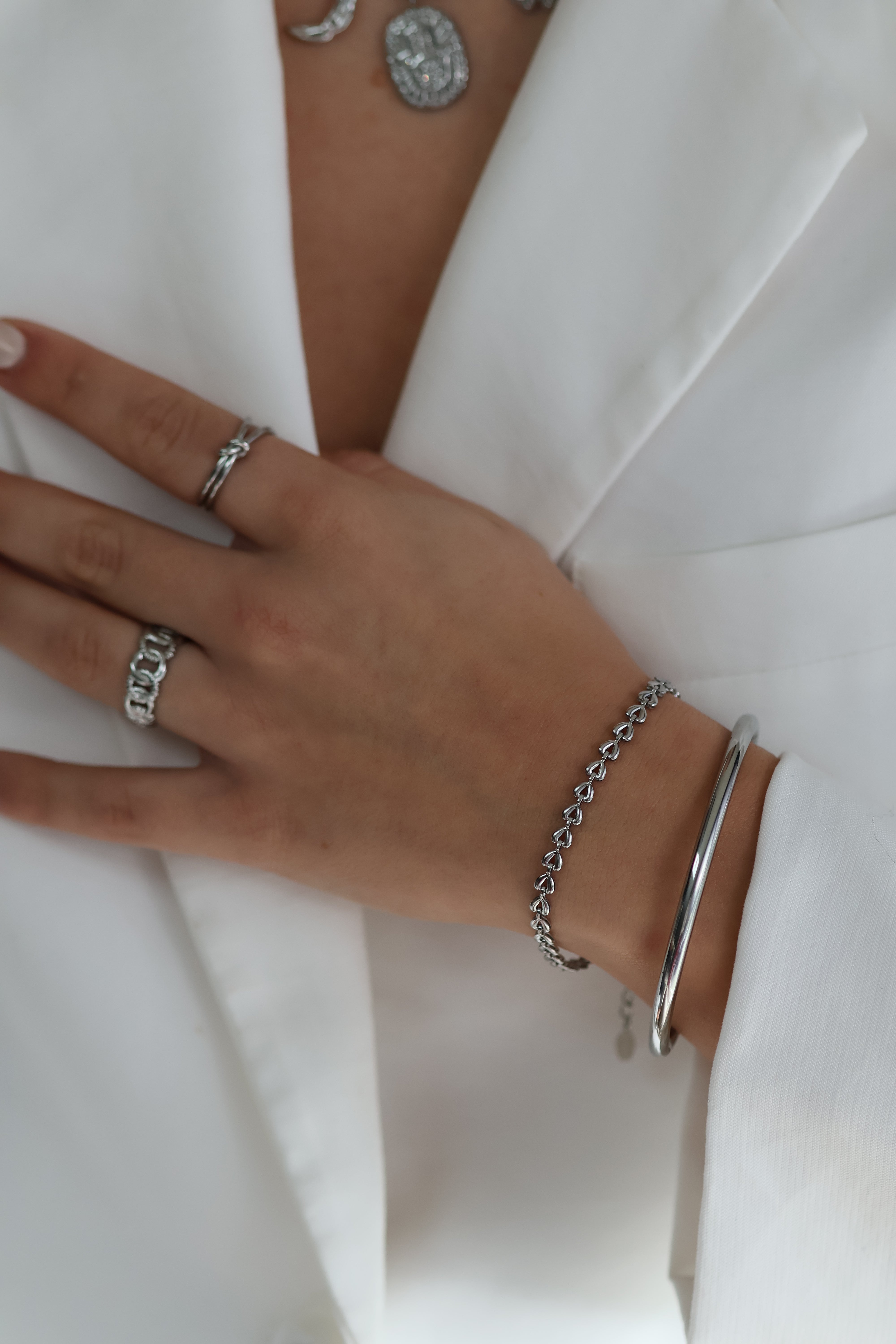 Zilveren, subtiele armband gemaakt van stainless steel dus is waterproof en hypo-allergeen.