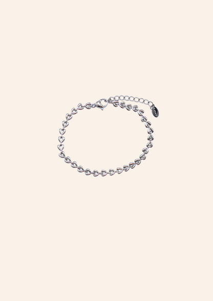 Zilveren, subtiele armband gemaakt van stainless steel dus is waterproof en hypo-allergeen.