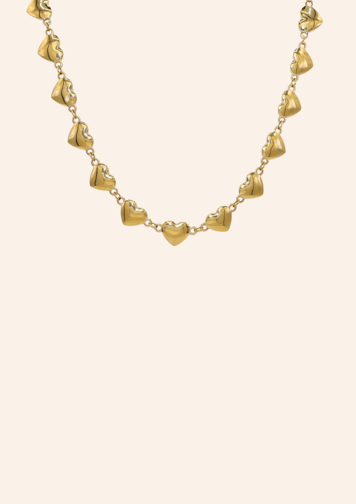 Gouden ketting van roestvrij staal met hartjes aan elkaar verbonden. Verkrijgbaar op izzithelabel.nl. De ketting verkleurt niet door water en is stainless steel en nikkelvrij.
