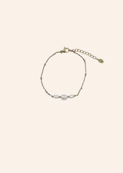 Gouden, subtiele armband gemaakt van stainless steel dus is waterproof en hypo-allergeen.