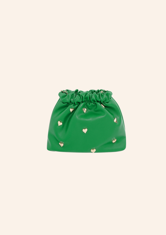 Groen kleurige schoudertas met hartjes studs. De tas heeft een leather look en heeft een druksluiting. Wordt verkocht op izzithelabel.nl.