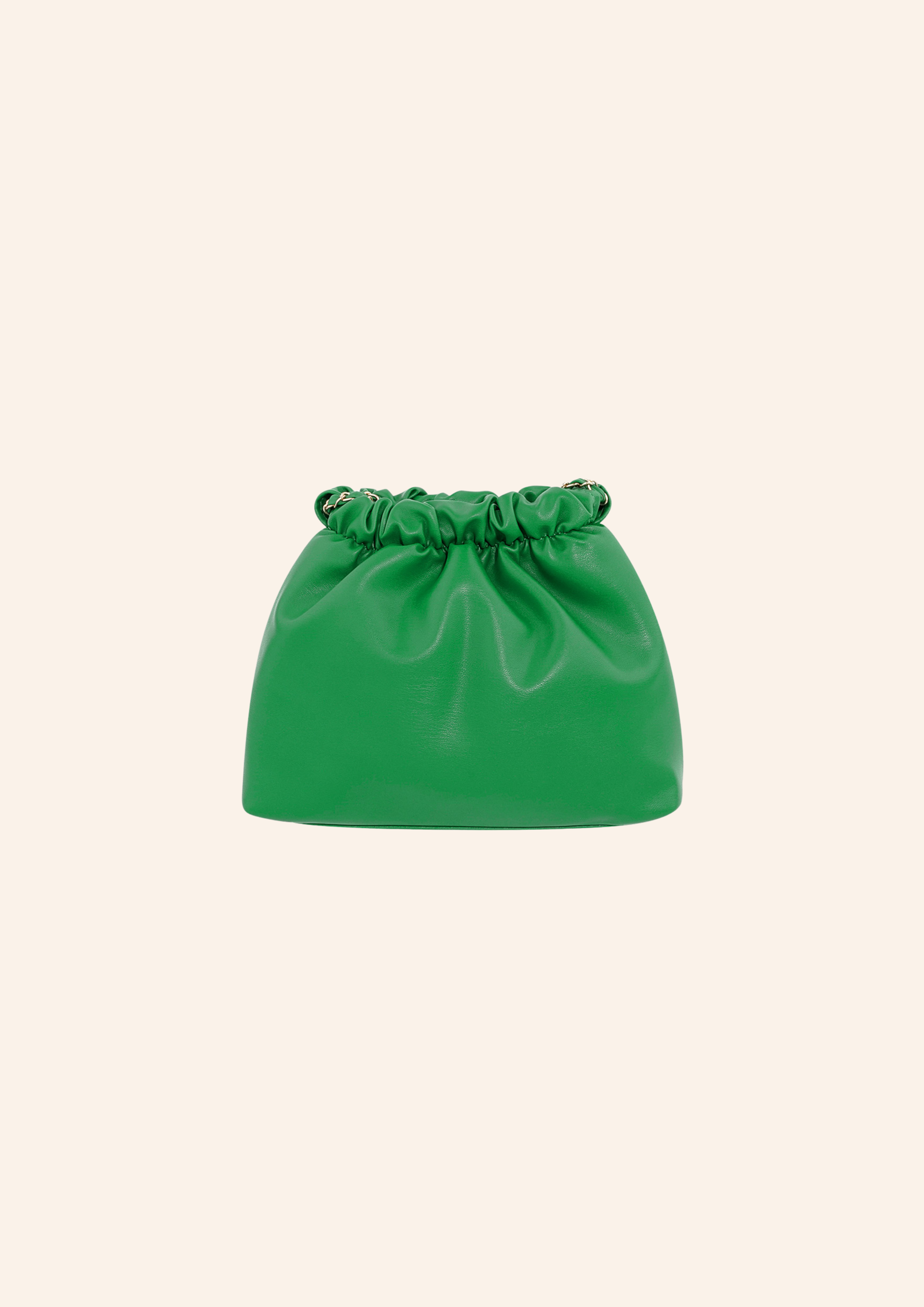 Groen kleurige schoudertas met hartjes studs. De tas heeft een leather look en heeft een druksluiting. Wordt verkocht op izzithelabel.nl.
