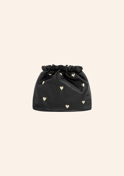 Zwart kleurige schoudertas met hartjes studs. De tas heeft een leather look en heeft een druksluiting. Wordt verkocht op izzithelabel.nl.