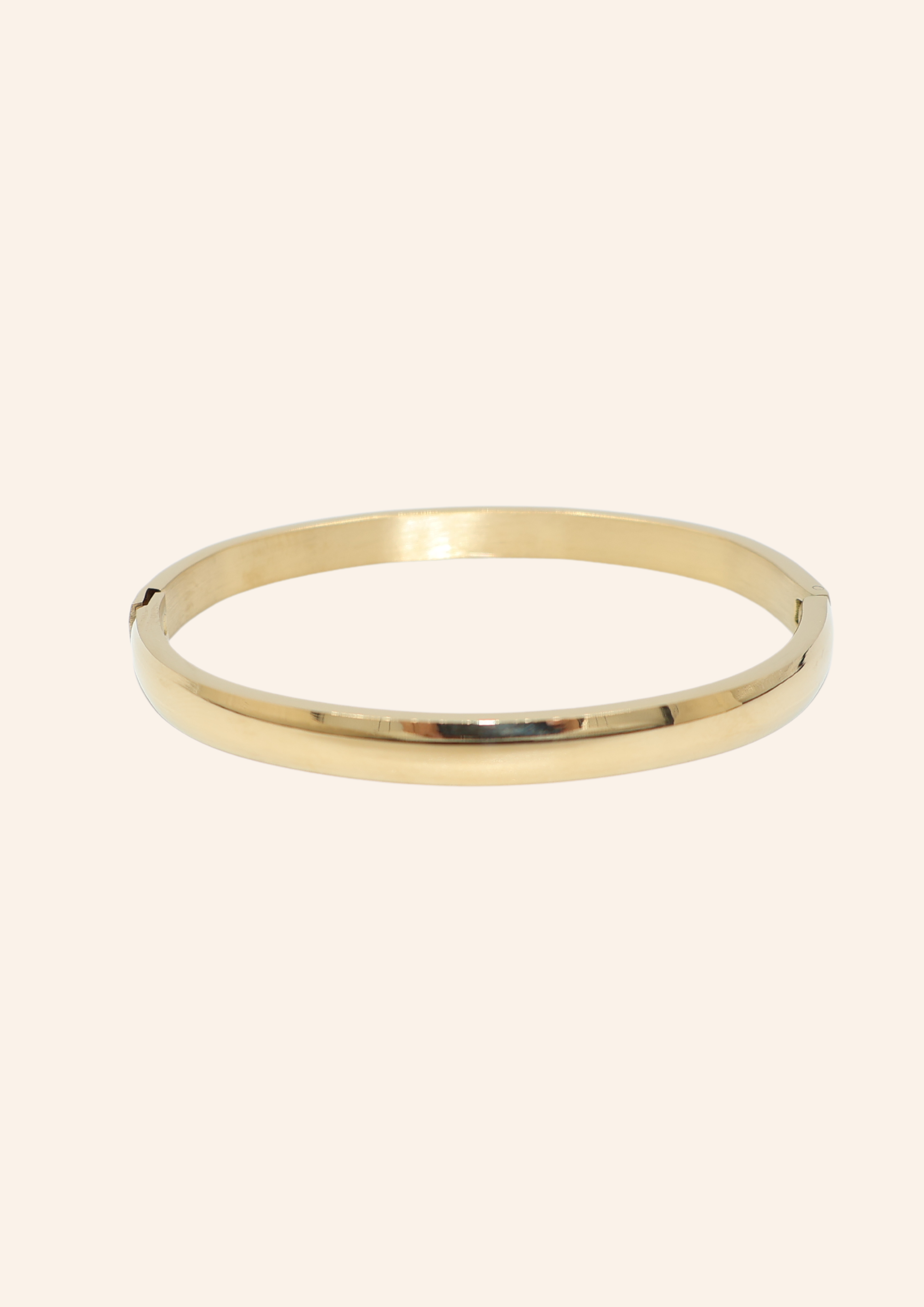 Gouden bangle gemaakt van stainless steel dus is waterproof en hypo-allergeen.